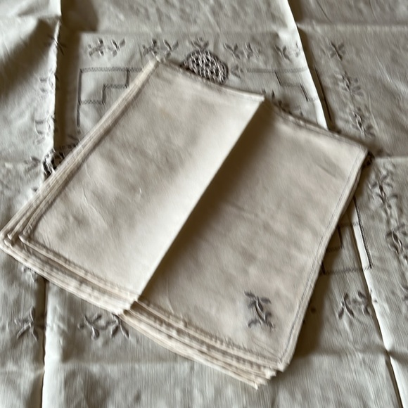 NWOT Embroidered and Crocheted Tea Size Tablecloth and 6 Napkins - Picture 5 of 8